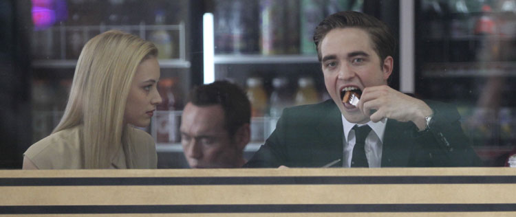 Robert Pattinson faz uma boquinha no <I>set</i>