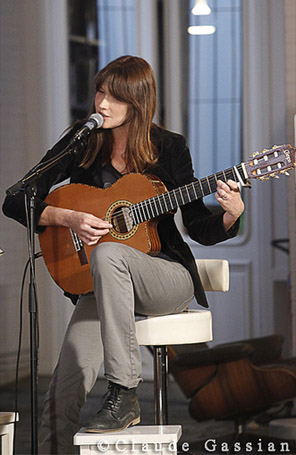 Carla Bruni faz <i>show</i> intimista na França