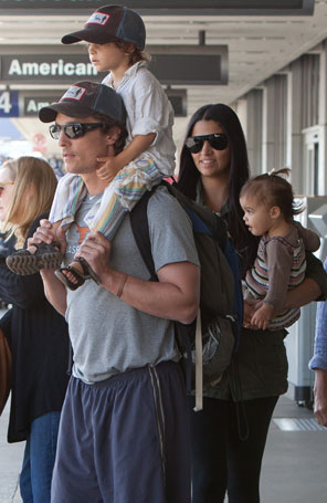 Matthew McConaughey é flagrado com a família em aeroporto