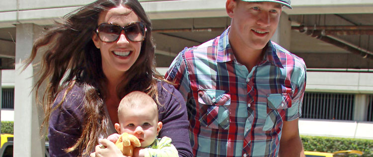 Alanis Morissette comemora aniversário com marido e filho