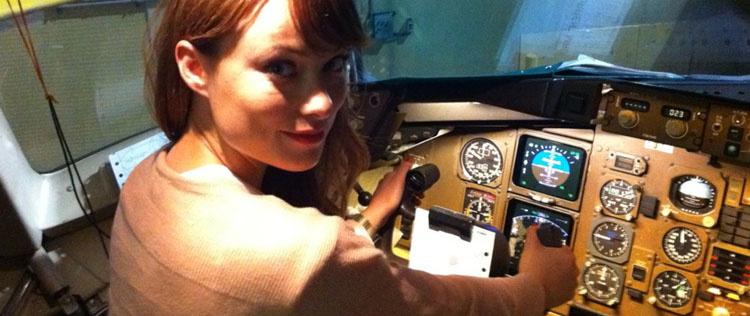 Olivia Wilde posa em cabine de avião