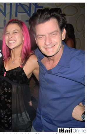 Charlie Sheen celebra aniversário da namorada