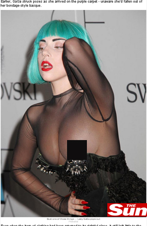 Lady Gaga deixa seios à mostra em evento de moda