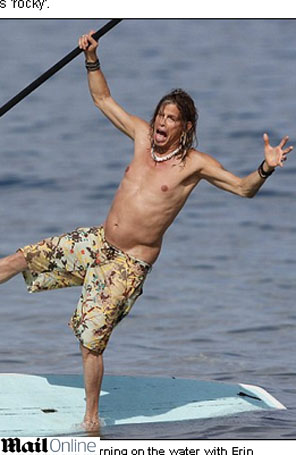Steven Tyler cai na água
