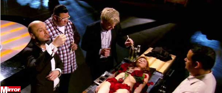 Competidor serve sushi no corpo da esposa em <i>MasterChef</i>