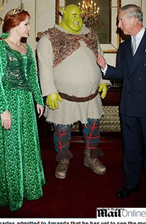 Príncipe Charles assiste a apresentação de <i>Shrek</i>