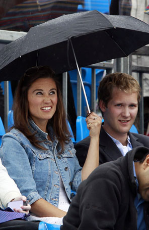 Mesmo sob chuva, Pippa Middleton assiste à partida de tênis