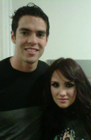 Dulce Maria posa para foto ao lado de Kaká