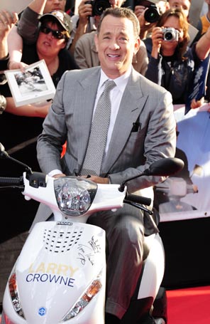 Tom Hanks sobe em moto em <I>première</i>