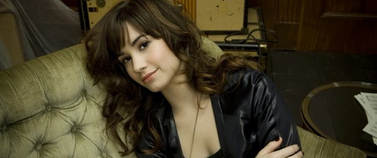 Mãe de Demi Lovato é internada em clínica