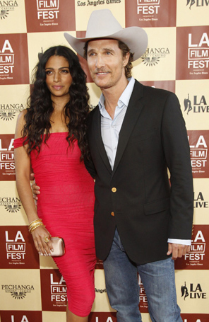 Matthew McConaughey vai a <i>première</i> com a esposa