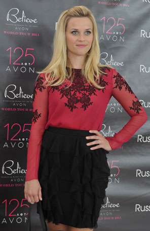 Reese Witherspoon comemora aniversário da <i>Avon</i>