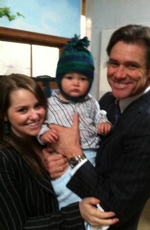 Jim Carrey posa com filha e neto em foto pessoal