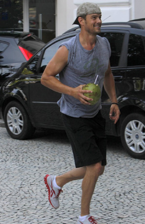 Josh Duhamel corre na orla carioca