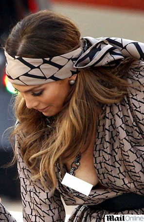 Jennifer Lopez deixa seio à mostra