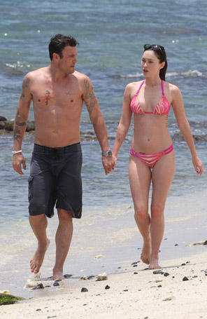 Megan Fox curte praia com o marido