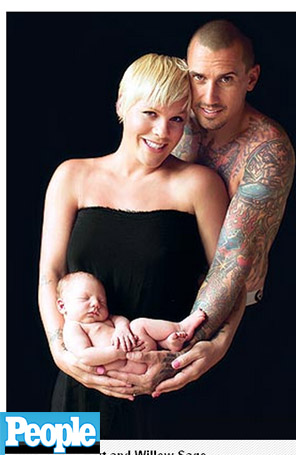 P!nk posa com a filha recém-nascida