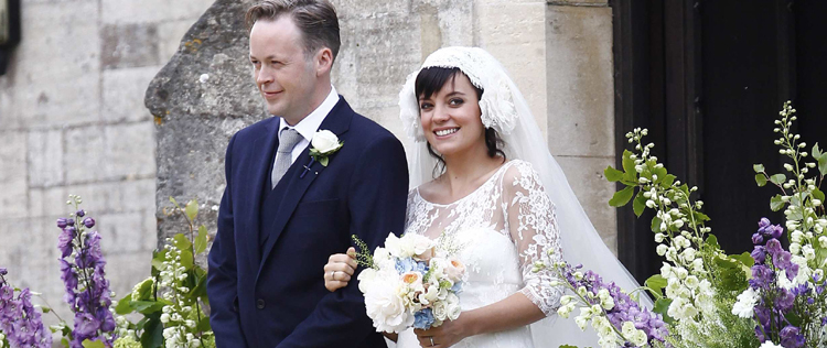Lily Allen ironiza presença de <i>paparazzi</i> em lua de mel