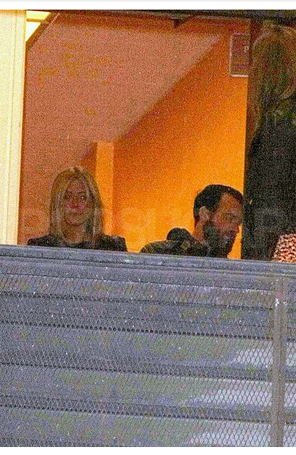 Jennifer Aniston dá entrevista ao lado de Justin Theroux
