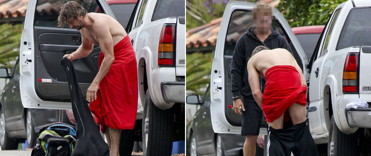Gerard Butler troca de roupa na rua
