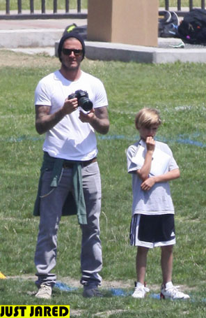 David Beckham tieta os filhos em jogo