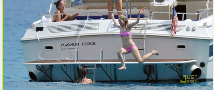 Avril Lavigne curte dia no mar