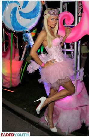 Paris Hilton veste <i>tutu</i> de bailarina para festa