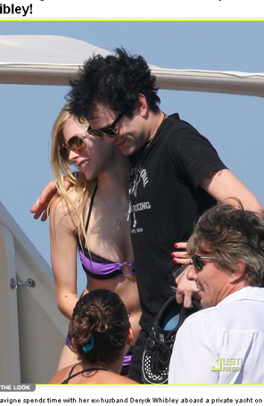 Avril Lavigne se diverte na França com o ex-marido