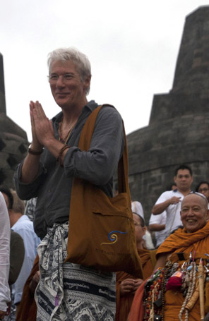 Richard Gere visita templo na Indonésia