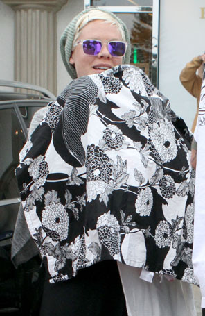 P!nk esconde a filha em saída com o marido
