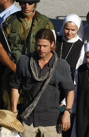 Brad Pitt filma ao lado de freiras e militares