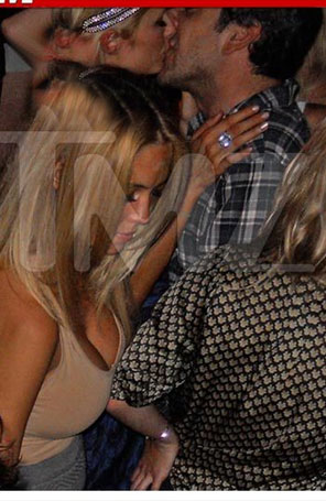 Veja o beijo de Paris Hilton e diretor de <i>Se Beber, Não Case</i>!