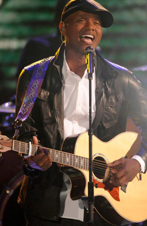 Ganhador de <i>The Voice</i> fará parceria com Adam Levine