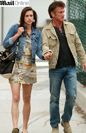 Sean Penn anda de mãos dadas com mulher