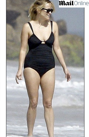 Reese Witherspoon usa maiô largo para ir à praia