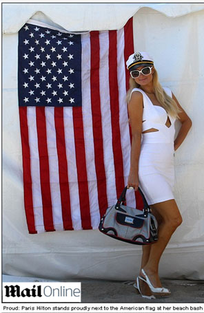 Paris Hilton usa chapéu de capitão