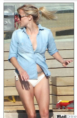 Reese Witherspoon deixa tatuagem à mostra