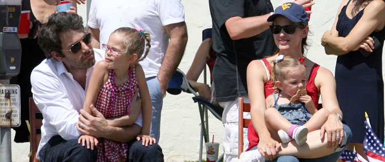 Família Garner Affleck assiste à parada da Independência