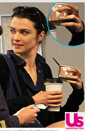 Rachel Weisz é vista usando aliança de casamento