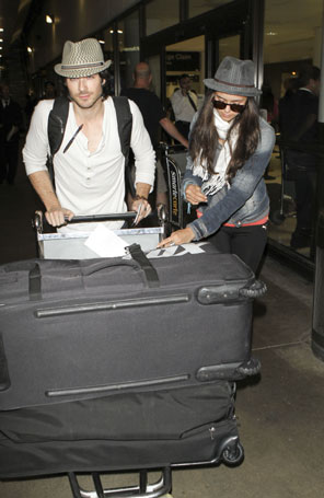 Nina Dobrev e Ian Somerhalder desembarcam juntos