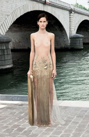 Izabel Goulart desfila pela <i>Givenchy</i>
