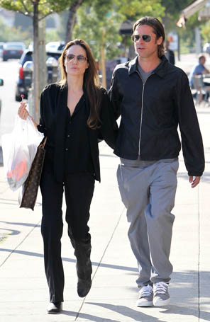 Angelina Jolie estaria com ciúmes de mulher que trabalha com Brad Pitt