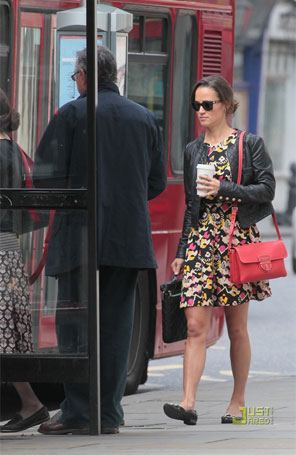 Pippa Middleton pega ônibus em Londres