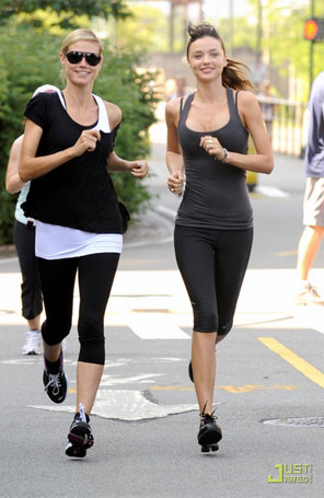 Miranda Kerr e Heidi Klum correm juntas