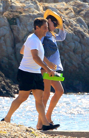 Carla Bruni faz passeio romântico com o marido