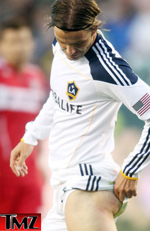 David Beckham machuca o <I>derrière</i> durante jogo