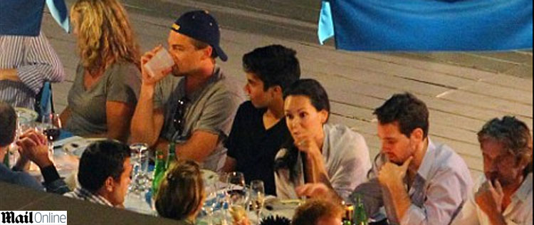 Leonardo DiCaprio janta com a mãe e Gerard Butler