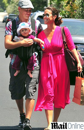 Alanis Morissette passeia com a família