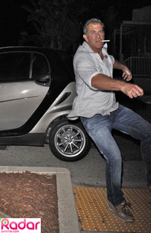 Mel Gibson deixa restaurante cambaleando