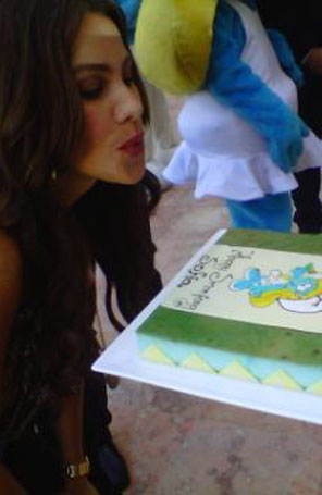 Sofia Vergara comemora 39 anos com bolo de <i>Smurfs</i>